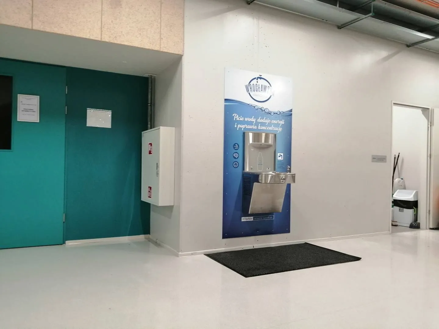 Dystrybutory do wody – jak dobrać urządzenie do miejsca i potrzeb