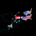 Wizualizacja danych przedstawiająca mapę konturową Europy Wschodniej, z której wychodzą trzy samoloty-strzałki, symbolizujące przepływ danych. Jedna strzałka, oznaczona jako SAA, skierowana jest w stronę Stanów Zjednoczonych Ameryki, których mapa jest podzielona na segmenty reprezentujące flagi. Na mapie Stanów Zjednoczonych znajduje się także schematyczny, wielokątny kształt z flagą USA i fragmentem flagi z gwiazdami i pasami. Druga strzałka, z flagą Indonezji, również zmierza w stronę Stanów Zjednoczonych. Trzecia, jasnoniebieska strzałka, sugeruje przepływ danych, ale jej cel nie jest jasno określony. Obraz utrzymany jest w ciemnej kolorystyce z subtelnymi, świecącymi liniami w tle, co tworzy nowoczesny i dynamiczny charakter.